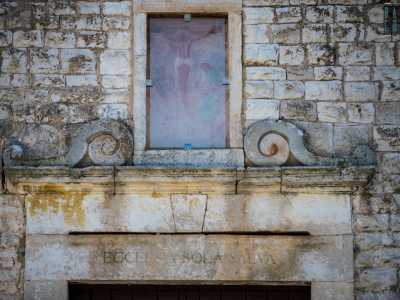 Si tratta dell�unico edificio sopravvissuto all�assalto degli ungheresi, cos� come attesta una scritta posta nell�architrave che recita Ecclesia sola salva (�solo la chiesa si � salvata�)